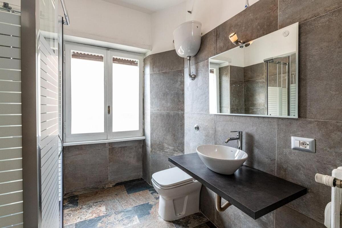 - 6 Posti Letto E 2 Bagni A 4 Fermate Dal Colosseo Apartamento